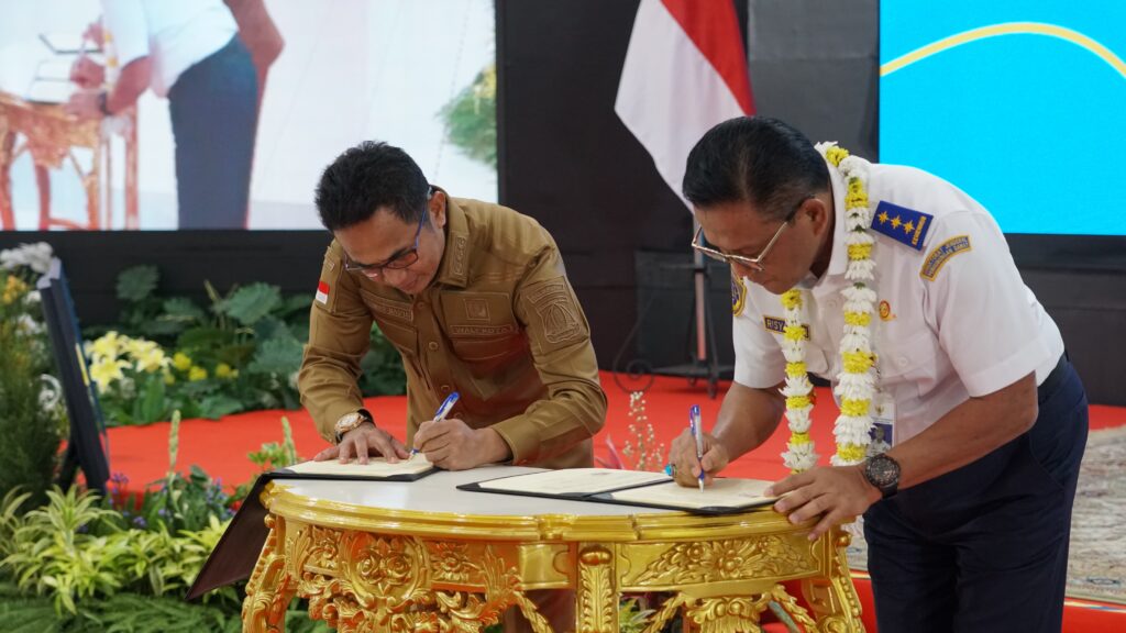 Penandatanganan Nota Kesepakatan oleh Direktur Jenderal Perhubungan Darat, Risyapudin Nursin, dan Wali Kota Balikpapan, Rahmad Mas'ud.