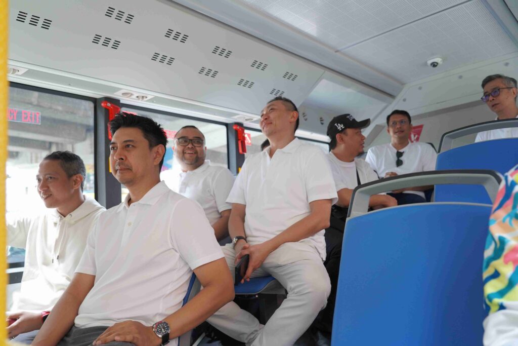 Direktur dan Komisaris PT Kalista Nusa Armada dan PT Aino Indonesia sedang berinteraksi di Bus Listrik Medan